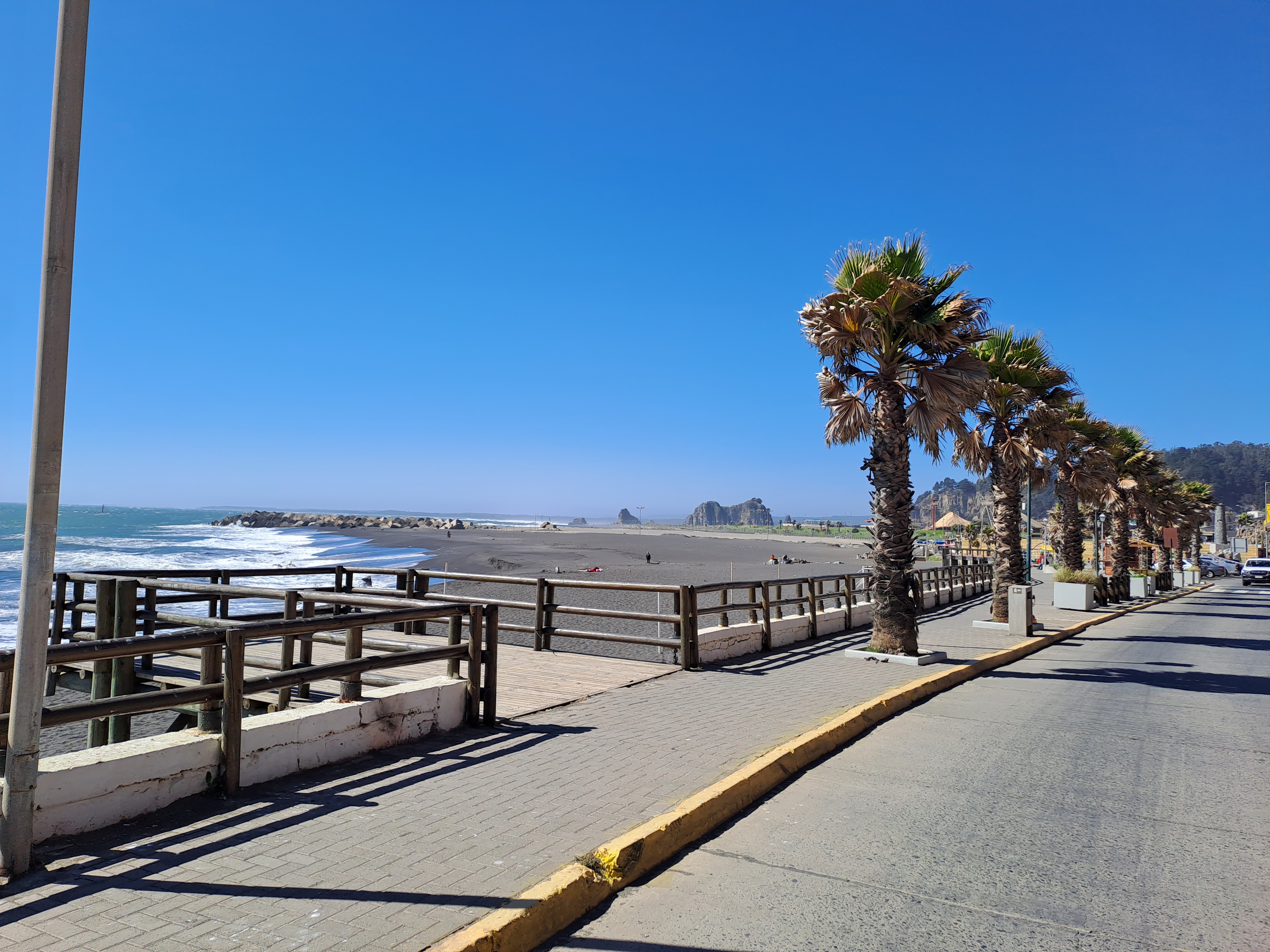 Fotografía del borde costero, se aprecia un mirador con barras de apoyo.